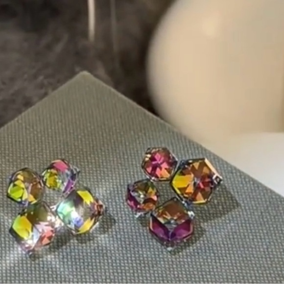 Artist Point Shimmering Crystal Earrings - Picture 5 of 6